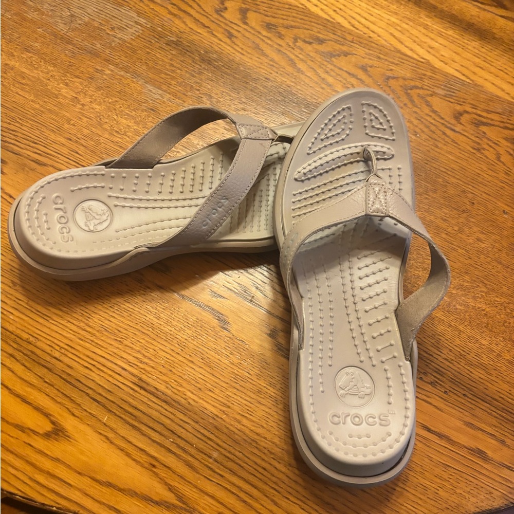 CROCS Gray Sandals with Textured Footbed capri V Style